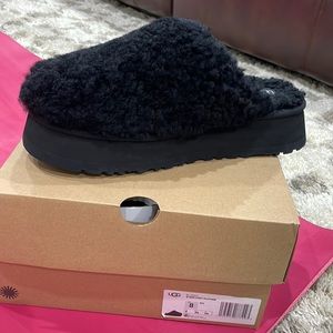 Brand new Ugg platform Sherpa slip on